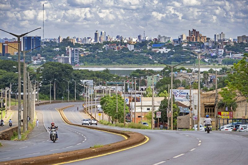 Encarnación, la capital del Departamento de Itapúa, es uno de los lugares que se usan para cruzar ilegalmente por el Paraná. Foto: Getty.