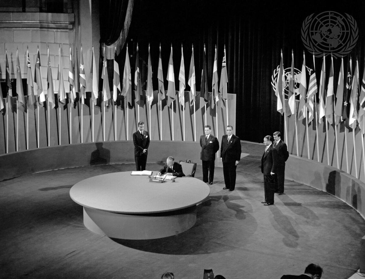 Paraguay firma la Carta de las Naciones Unidas. Celso R. Velázquez, Embajador en Estados Unidos y presidente de la Delegación de Paraguay, firmando la Carta en una ceremonia celebrada en el Edificio en memoria a los Veteranos de Guerra, el 26 de junio de 1945. Foto ONU / McLain