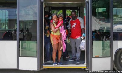 Llegada a Port au Prince de miles de refugiados haitianos deportados desde Estados Unidos. Foto: Picture Aliance.