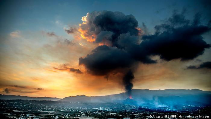 Nube de ceniza del volcán Cumbre Vieja, en la Palma. Archivo.