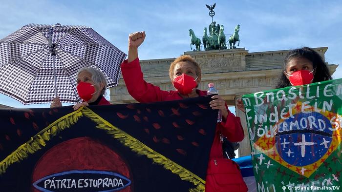 "En Brasil tiene lugar un genocidio", dice la pancarta de una manifestante contra la gestión de la pandemia de Bolsonaro en el centro de Berlin. Imagen del 2 de octubre de 2021. Foto: DW.