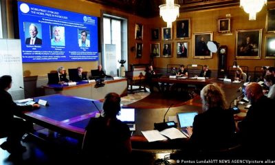 El miembro del Comité Nobel de Física Thors Hans Hansson, el secretario general de la Real Academia Sueca de Ciencias, Goran K. Hansson, y el miembro del Comité Nobel de Física, John Wettlaufer, anuncian a los ganadores del Premio Nobel de Física 2021 en la Real Academia Sueca de Ciencias en Estocolmo. Foto: Picture Aliance.