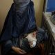 Una mujer con su hijo en un centro de atención a menores desnutridos en Afganistán. Foto: Picture Aliance.