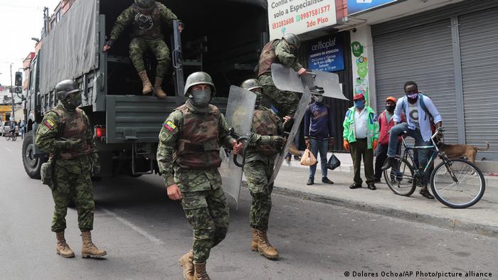 El Ejército y la Policía llevarán a cabo controles de armas, inspecciones y patrullajes las 24 horas del día, según el decreto anunciado por el presidente Guillermo Lasso. Foto: Picture Aliance.