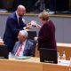 El presidente del Consejo Europeo, Charles Michel, le da una placa de agradecimiento a Merkel. Foto: Picture Aliance.