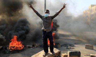 Protestas en Jartum, la capital sudanesa, tras la detención de miembros del gobierno por parte de los militares que tomaron el poder en un golpe de Estado. Foto: Picture Alliance.