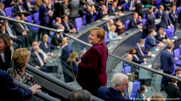 Angela Merkel, canciller saliente de Alemania, en la tribuna del Bundestag, en sesión constituyente. Foto: Picture Aliance.