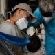 Rescatistas ayudan a un bebé a bordo del barco de rescate de migrantes Geo Barents, en el Mediterráneo. Foto: Picture Aliance.