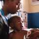 Un empleado de una organización de ayuda humanitaria mide la circunferencia del brazo de un niño desnutrido en Madagascar. Foto: Picture Aliance.