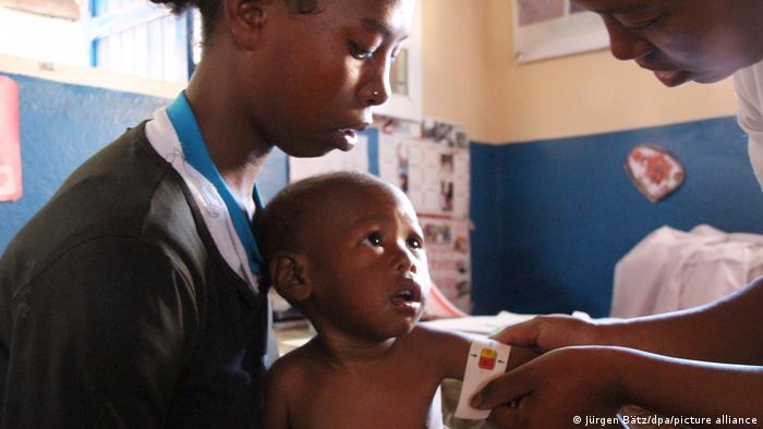 Un empleado de una organización de ayuda humanitaria mide la circunferencia del brazo de un niño desnutrido en Madagascar. Foto: Picture Aliance.