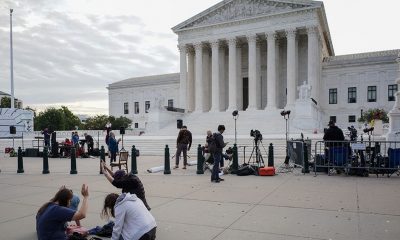 Esta foto de archivo tomada el 4 de octubre de 2021, mujeres rezan mientras los activistas se reúnen frente a la Corte Suprema de los Estados Unidos en Washington, DC. Foto: Agencias.