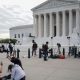 Esta foto de archivo tomada el 4 de octubre de 2021, mujeres rezan mientras los activistas se reúnen frente a la Corte Suprema de los Estados Unidos en Washington, DC. Foto: Agencias.