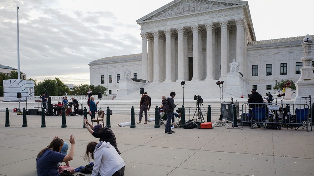 Esta foto de archivo tomada el 4 de octubre de 2021, mujeres rezan mientras los activistas se reúnen frente a la Corte Suprema de los Estados Unidos en Washington, DC. Foto: Agencias.