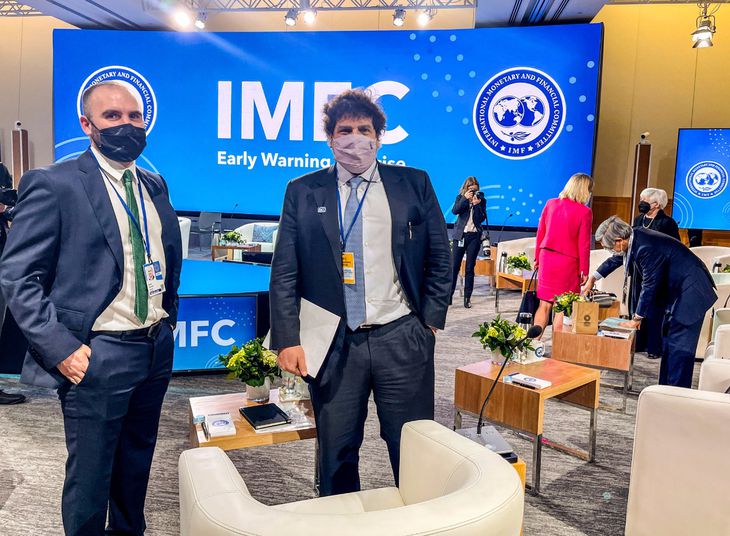 El ministro de Economía, Martín Guzmán, junto al representante argentino ante el Fondo Monetario Internacional (FMI), Sergio Chodos.