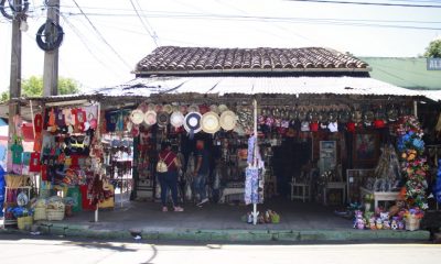 Los comercios alrededor de la Basílica ya se están preparando con todo. (Tupasy Caacupé Artesania)