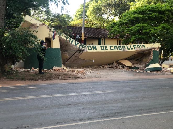 Así quedó la entrada principal de la Caballería. (Foto Gentileza)