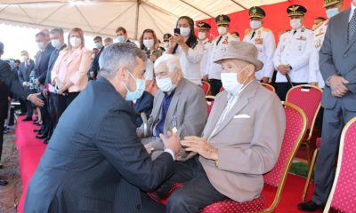 El presidente Mario Abdo Benítez saluda a un excombatiente. (Foto Presidencia)