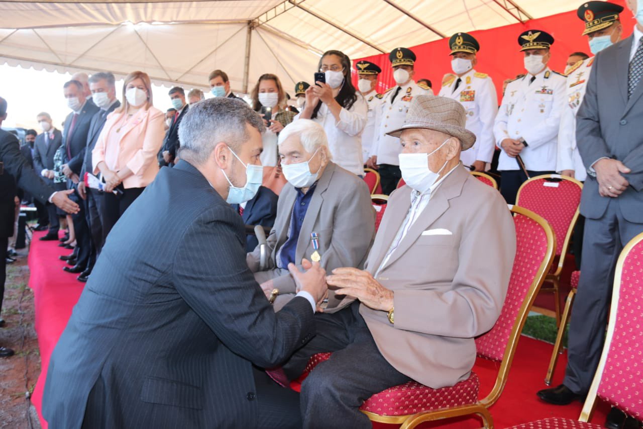 El presidente Mario Abdo Benítez saluda a un excombatiente. (Foto Presidencia)