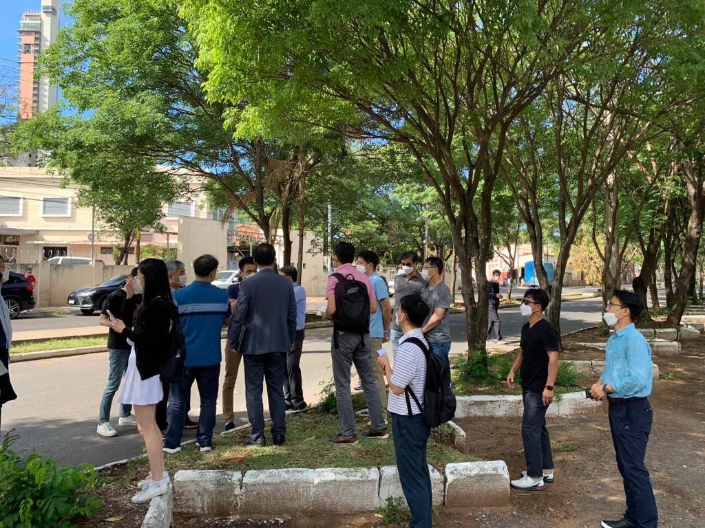 La delegación desarrollará una apretada agenda que ya incluyó el domingo una visita a las vías del tren en las cercanías de Ypacaraí. Foto: Gentileza.