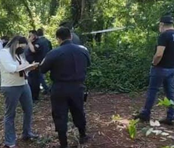 Los intervinientes en el lugar donde fue encontrada la mujer. (Foto Radio Ñanduti)