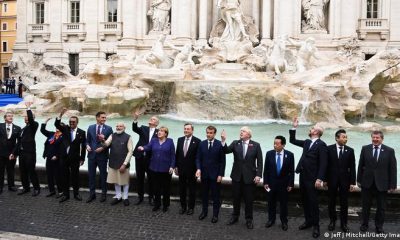 Líderes del G20 realizaron un paseo por la Fontana de Trevi, donde se inmortalizaron con una foto de familia inolvidable, mientras lanzaban una moneda. Foto: DW.