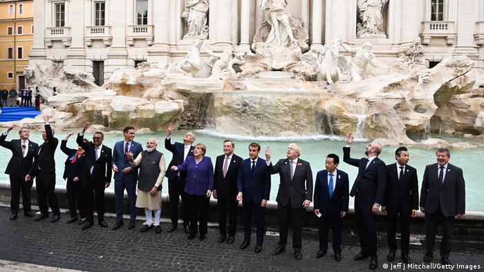 Líderes del G20 realizaron un paseo por la Fontana de Trevi, donde se inmortalizaron con una foto de familia inolvidable, mientras lanzaban una moneda. Foto: DW.