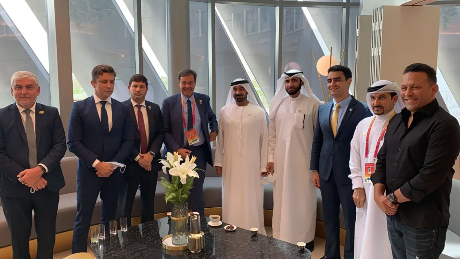 En la foto, el presidente de la Agencia Brasileña de Promoción Internacional del Turismo, Embratur, Carlos Brito, y el ministro de Turismo de Brasil, Gilson Machado Neto, fueron recibidos por el CEO de Emirates, Sheikh Ahmed binSeed Al Maktoum en Dubai, en el marco de la feria Expo Dubai 2020. Foto: Gentileza.