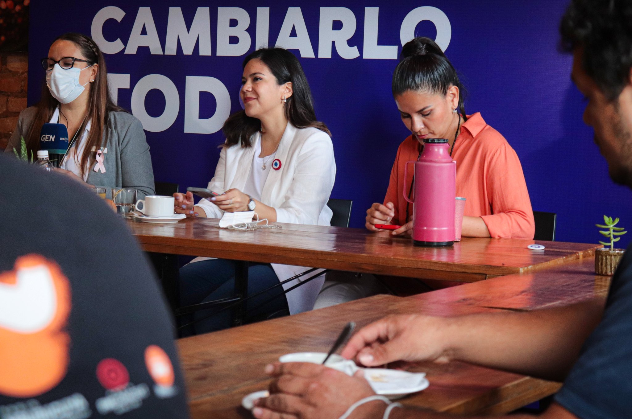 Johanna Ortega, desayunando antes de la conferencia de prensa. (Foto Johanna Ortega).