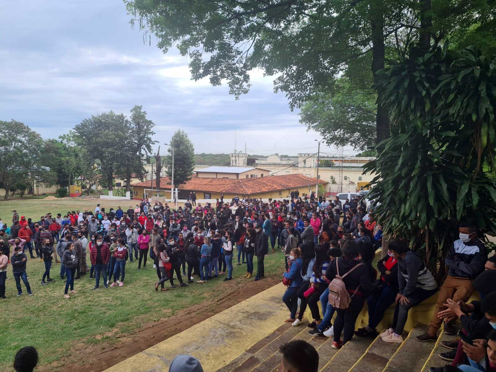 Mucha gente asiste a la convocatoria para el curso de admisión a la Técnicatura Superior Penitenciaria