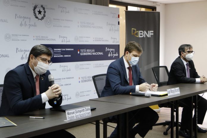 El presidente del BNF, Manuel Ochipintti, el ministro del MEC, Juan M. Brunetti, y el gerente general del BNF, Gerardo Ruiz Diaz. Foto: MEC.