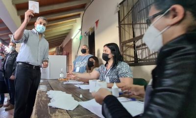 Momento en que el presidente de la República ejercía su derecho al voto. (Foto informarito)