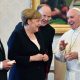 Francisco recibió a la canciller de Alemania, Angela Merkel. Foto: El País España.