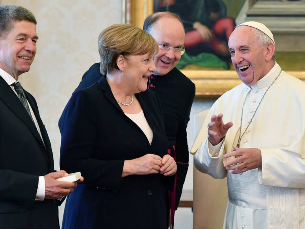 Francisco recibió a la canciller de Alemania, Angela Merkel. Foto: El País España.