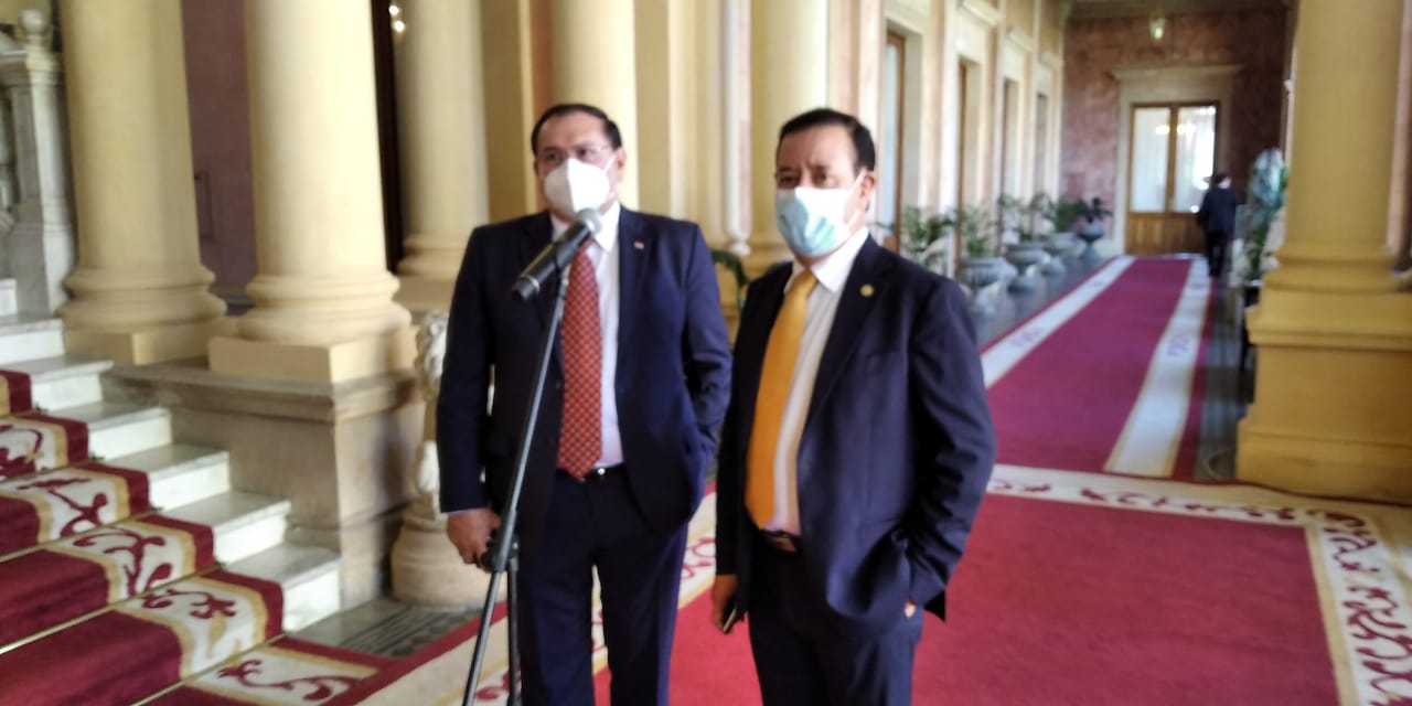 El diputados Miguel Cuevas y el senador Ramón Retamozo, en el palacio de Gobierno. (Foto Radio Ñanduti).