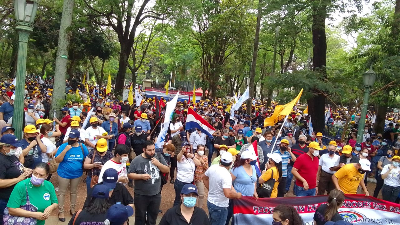 Los docentes en plena manifestación. Gentileza