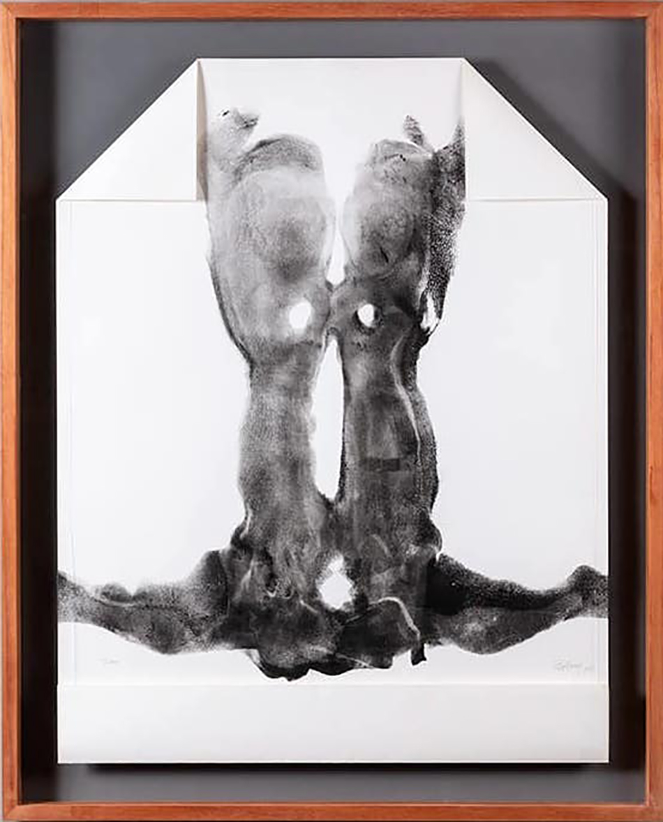 Osvaldo Salerno. Impresión directa de cuerpo sobre papel plegado, 2020 © Javier Medina Verdolini