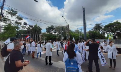 Médicos durante la manifestación que realizaron hoy. (Foto Sinamed)