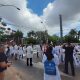 Médicos durante la manifestación que realizaron hoy. (Foto Sinamed)