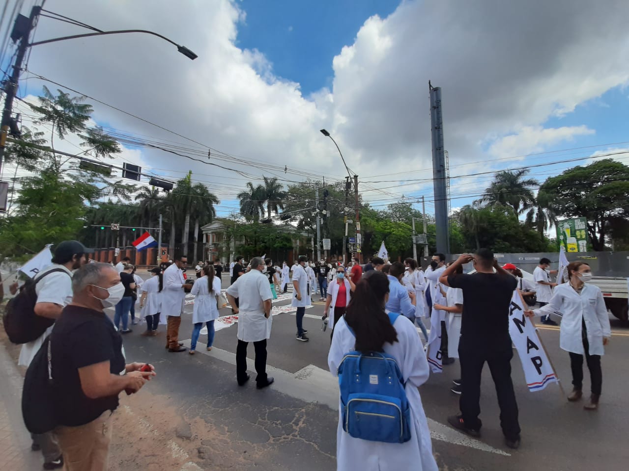 Médicos durante la manifestación que realizaron hoy. (Foto Sinamed)