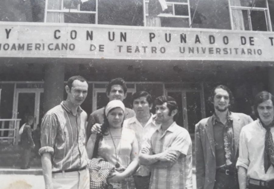 Grupo del TVP ante la marquesina del Teatro Los Fundadores, Manizales, Colombia. Septiembre, 1971