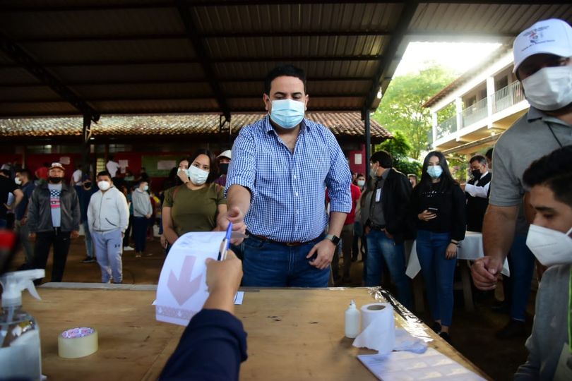 Ricardo Estigarribia, al momento de sufragar ayer. (Foto Ricardo Estigarribia)