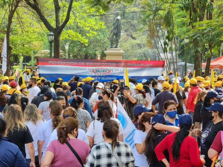 Docentes en manifestación. (Radio Ñanduti).