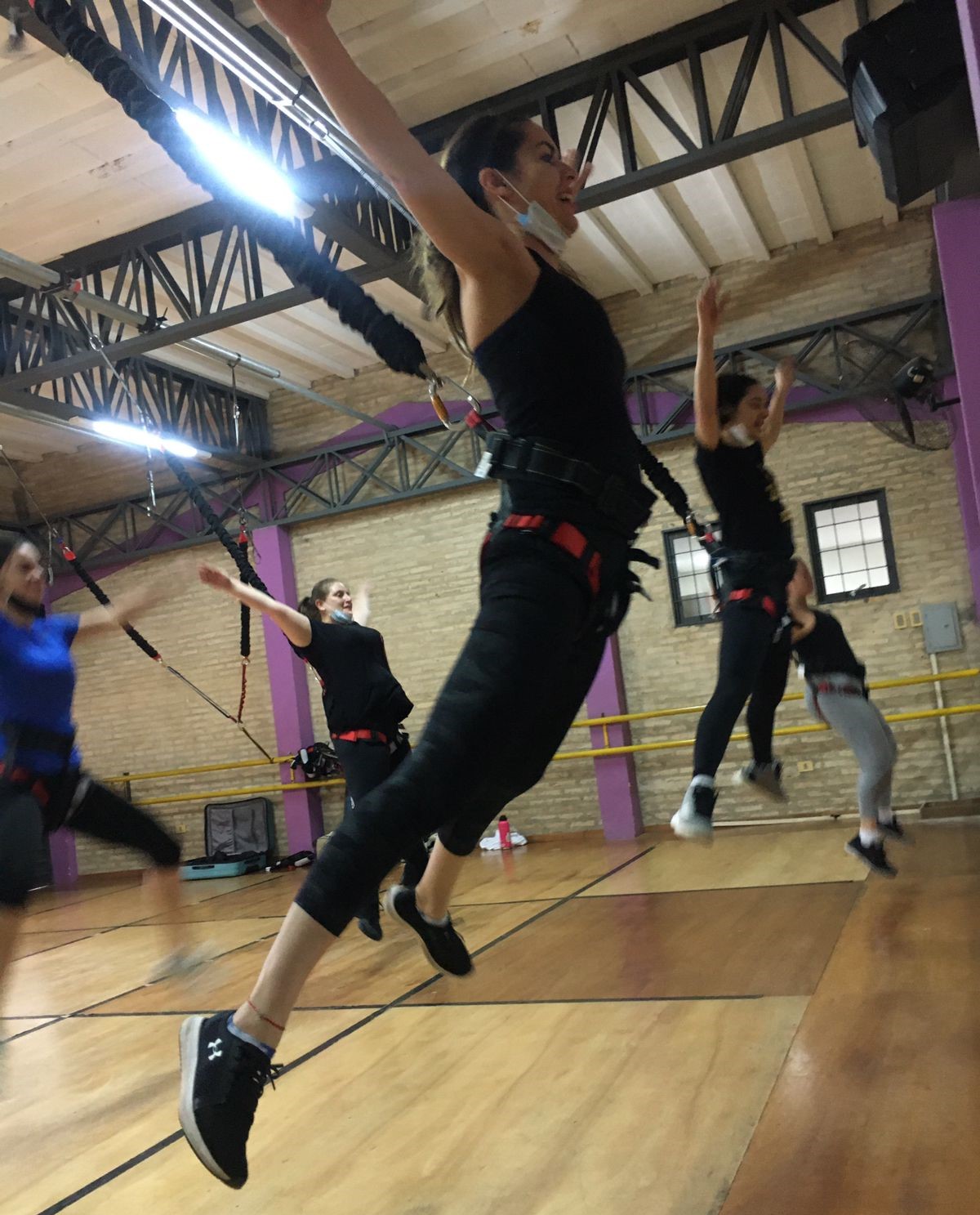El entrenamiento con gomas permite un trabajo corporal integral y divertido. Foto: Fátima Fernández. 