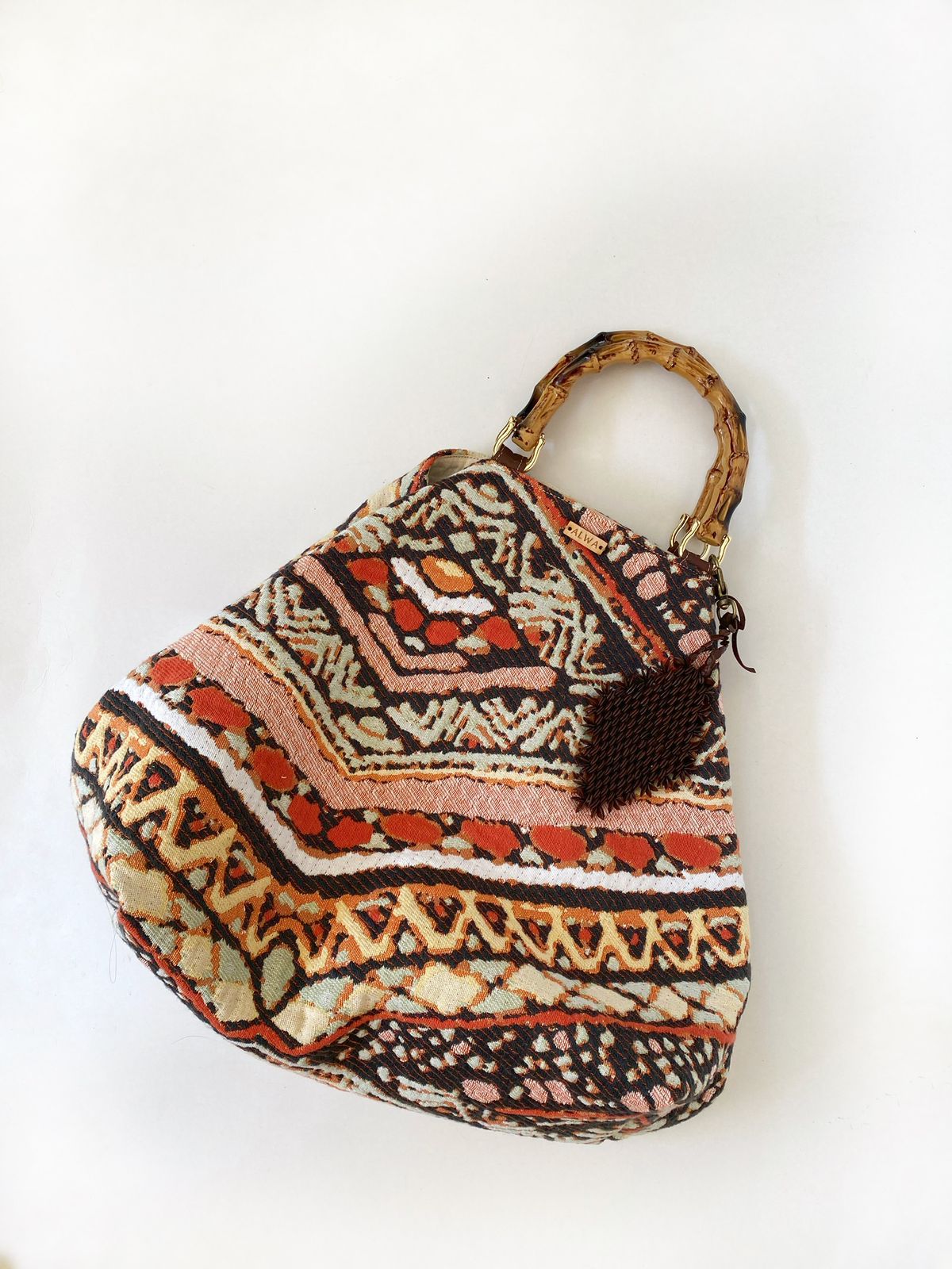 La tela de tapicería y los detalles hechos con collares de Leucaena son los distintivos de Alwa. Foto: Gentileza. . 