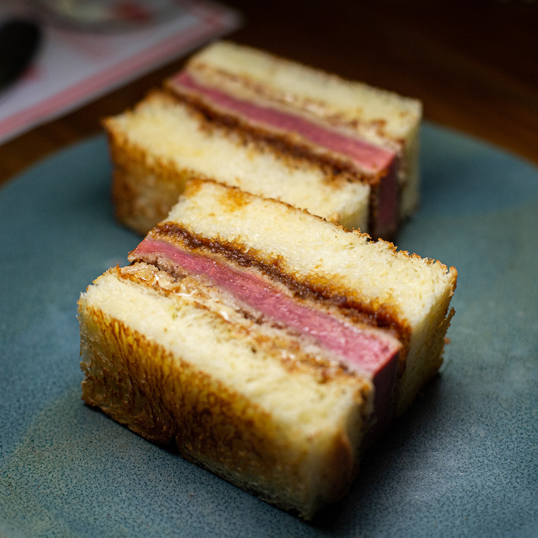 Katsu Sando es una propuesta con pan brioche, bife a punto, tonkatsu y mayonesa. 