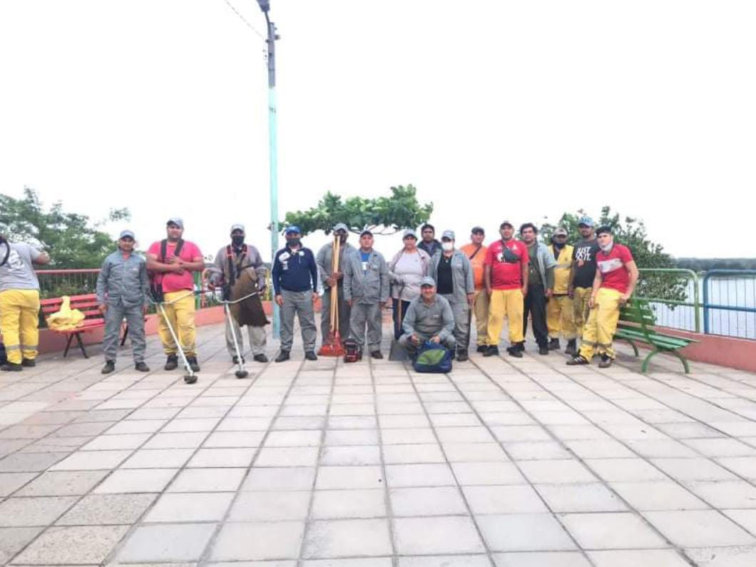 Son varios los voluntarios que se llegaron al sitio para realizar la minga ambiental. (Foto Gentileza)