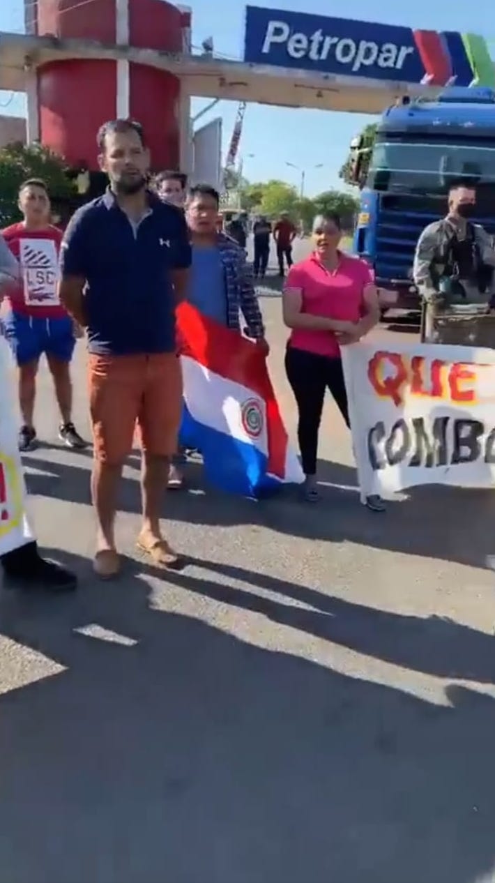 Los manifestantes se ubicaron frente a la sede de Petropar en Villa Elisa. (Foto @juniorsilvao)