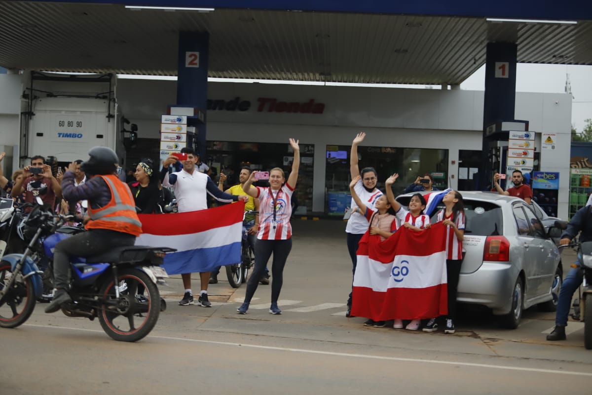 La hinchada albirroja acompañó el trayecto del bus de la Selección desde Ypané.