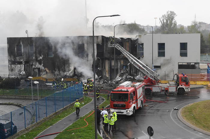 Bomberos trabajando en la zona de la tragedia. Foto: Corriere della Sera.