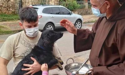 Bendición de mascotas. (Foto Facebook).